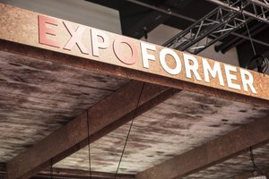 Markanter Messestand mit EXPOFORMER-Schriftzug